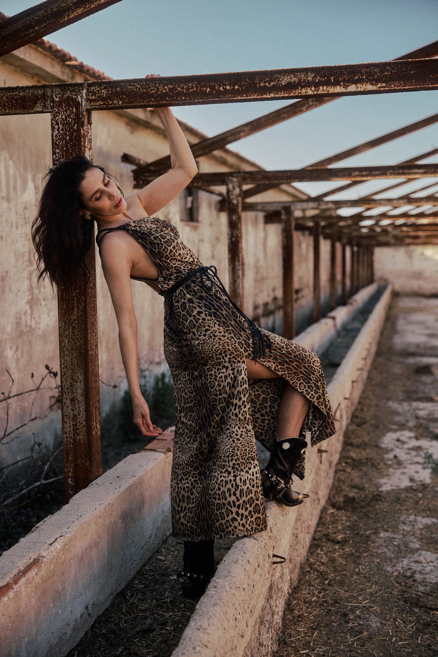 Tek Omuz El Örgüsü Deri Askılı Maxi Elbise